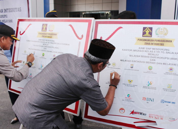 Ketua DPRD Karimun, M. Yusup Sirat saat menandatangani Fakta Integritas WBB dan WBK